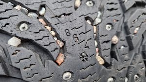R20 Nokian 275/45/20 - 8.5mm - 99% naelad - DOT21 (2 foto / 4)