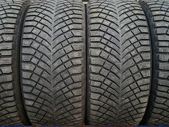 R20 Michelin X-Ice North4 naastrehvid 255/45/20
