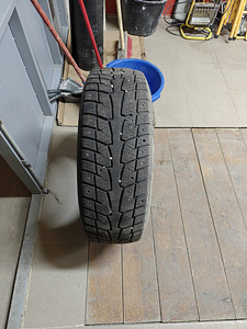 Зимняя резина Hankook 205/65 R15 C ВСЕГО 4 ШТ. (1 фото из 2)