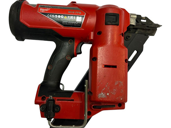 Аккумуляторный гвоздевой пистолет Milwaukee M18 FFN