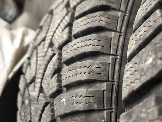 R14 Naastrehvid plekkvelgedel 4tk 175 / 65 Hankook