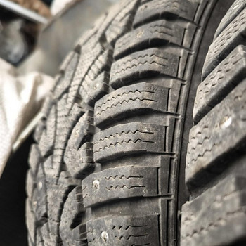 R14 Naastrehvid plekkvelgedel 4tk 175 / 65 Hankook