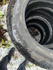 Зимняя шипованная резина Continental 265/55 R19 (3 фото из 3)