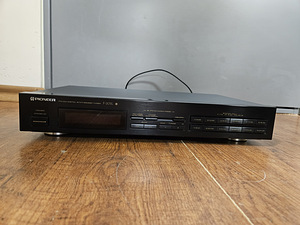 Pioneer F-201 FM/AM Digital Synthesizer Tuner (1 foto / 3)