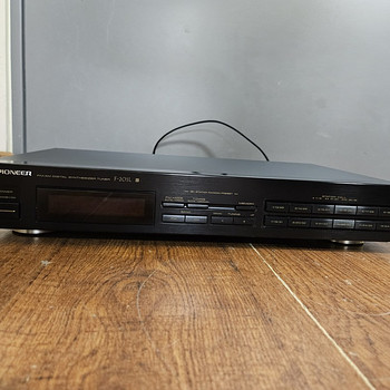 Pioneer F-201 FM/AM Digital Synthesizer Tuner