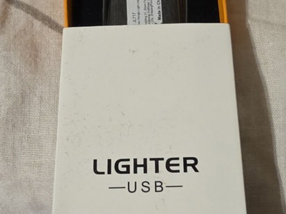 Laetav elektriline USB-leegita süüde.