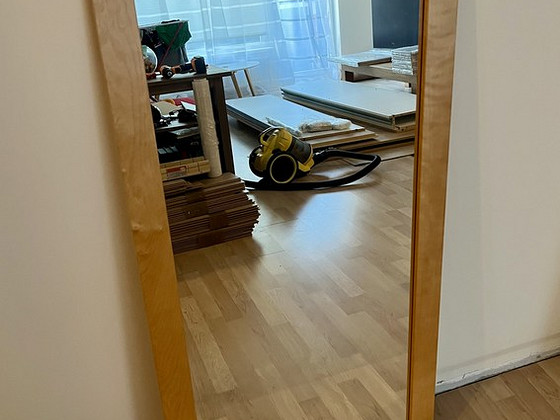 Зеркало в деревянной раме