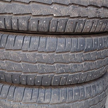 16" шипованные шины Michelin 225 75 16C 4шт