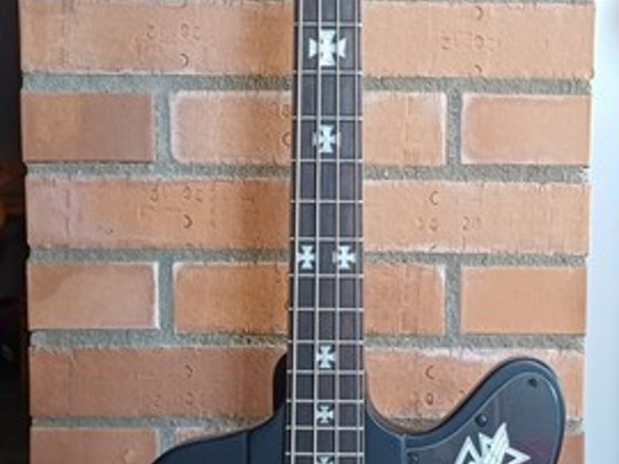 Бас-гитара Blackbird Signature от Никки Сикса.