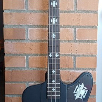 Бас-гитара Blackbird Signature от Никки Сикса.