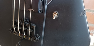 Nikki Sixx Signature Blackbird Bass Guitar. (7 foto / 7)