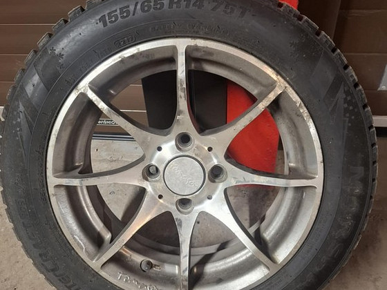 4 ratast velgedega, 2 ilma velgedeta.