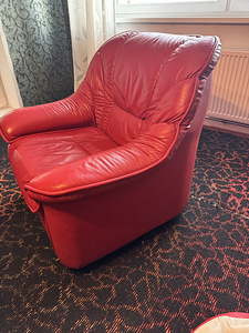 Kolmekohaline nahkdiivan, lahtikäiv, ja kaks punast nahktool (3 foto / 5)