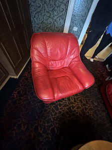 Kolmekohaline nahkdiivan, lahtikäiv, ja kaks punast nahktool (5 foto / 5)