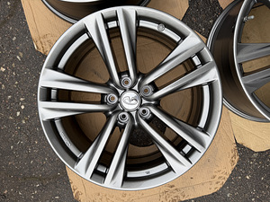 19" Infinity/Nissan originaalveljed 5x114,3 + andurid (3 foto / 10)