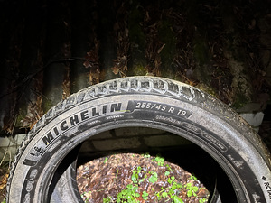 Шины 255/45 R19 (2 фото из 3)