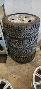 Продаются литые диски BMW R16 с шипованными шинами (2 фото из 3)