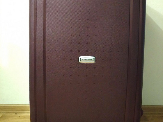 Большой фиолетовый чемодан Samsonite на 4 колесах
