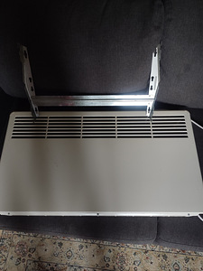 Konvektor -radiaator seinale (1 foto / 2)