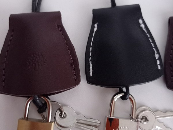 Брелок в кожаном чехле с замком Mulberry