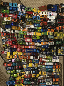 Детские машинки (Hotwheels) (4 фото из 5)