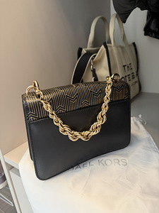 Сумка Michael Kors (3 фото из 5)