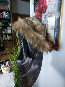 Vest kvaliteetse karva ja kapuutsiga. Suurus M (3 foto / 4)