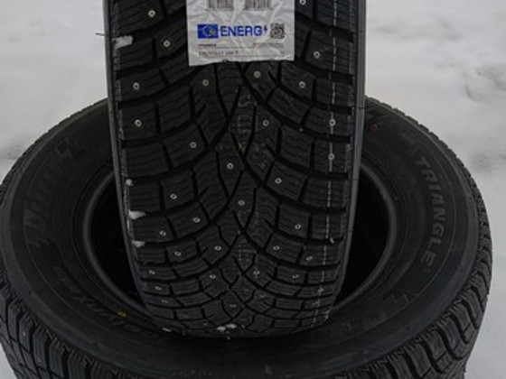 Продаются новые шипованные шины Triangle Icelynx 235/65R17 1