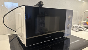 Микроволновка Hisense (1 фото из 3)
