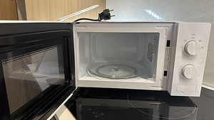 Микроволновка Hisense (2 фото из 3)