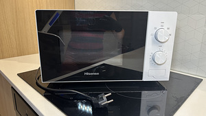 Микроволновка Hisense (3 фото из 3)