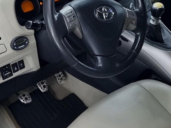 Toyota Auris 2008 2.2 130 кВт дизель