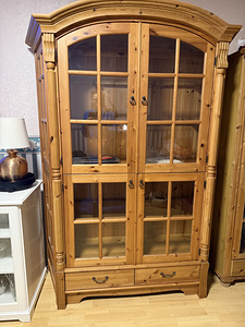 Витрина из массива дерева (2 фото из 5)