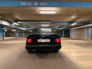 Mercedes Benz 300E (6 фото из 14)