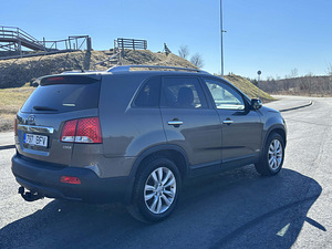 Kia Sorento (5 фото из 8)