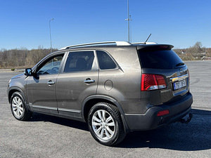 Kia Sorento (3 фото из 8)