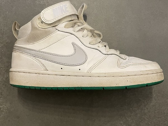 Белые кроссовки Nike размер 36 мало использованы
