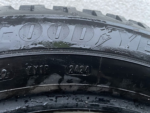 Goodyear UltraGrip Ice Arctic 2 215/55/R18 (7 foto / 8)