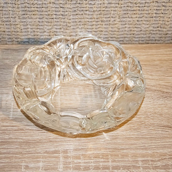 Paksust klaasist kauss, "pasari rose bowl"