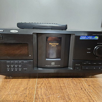 Sony CDP-CX235 Multi-disc CD player with remote control