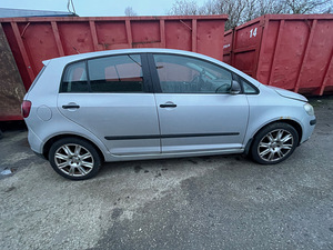 VW GOLF V PLUS 1.6 BENS 75KWT, VARUOSAD (5 foto / 10)