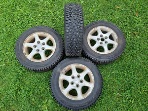 Шипованные шины Hankook Winter I*Pike RS2 W429 195/65R15 на дисках (1 фото из 4)