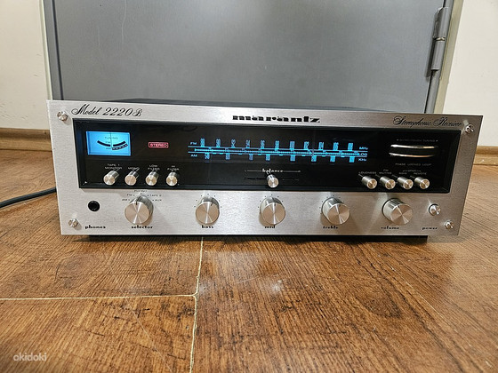 Marantz 2220 Stereophonic Receiver (1972-74)