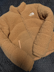 The north face пуховик XS коричневый (3 фото из 3)