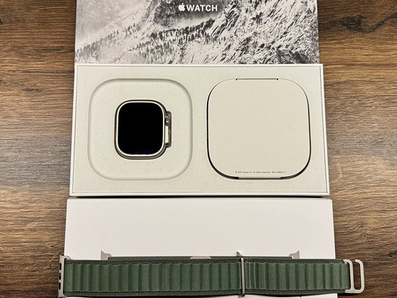 Apple Watch Ultra 49mm, Titanium, Green Alpine Loop M