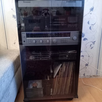 Hi-Fi muzykalnyi центр Philips в шкафу