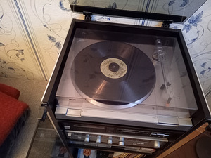 Hi-Fi muusika keskus Philips kappis (3 foto / 3)