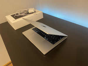 MacBook pro M4 (новый) (3 фото из 5)