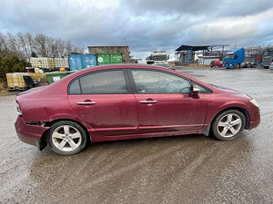 HONDA CIVIC 1,8 BENS AUTOMAAT, VARUOSAD (3 foto / 10)