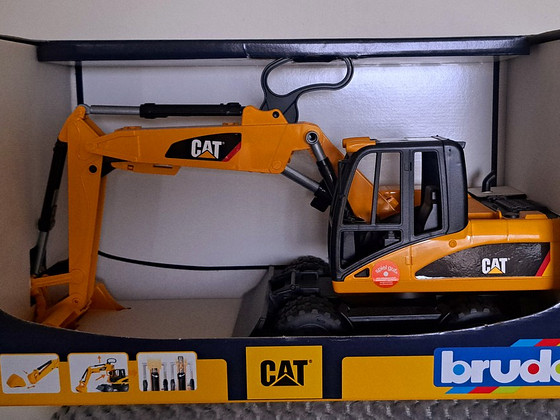 BRUDER CAT экскаватор